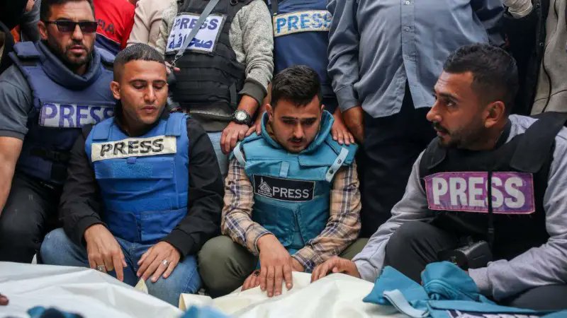 গাজায় সাংবাদিকদের নিশানা করছে ইসরায়েল!
