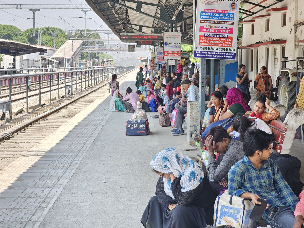 002rahulkashyap's tweet image. Breaking Bareilly 
रेलवे प्रशासन का बड़ा कारनामा,गूगल मैप के जरिए ट्रेन पहुंचा दी 12:11 पर बदायूँ स्टेशन 
बरेली जंक्शन पर दोपहर 12:13 मिनट होने के वाबजूद नही पहुंची  ट्रेन न0 - 55308 काशीपुर-कासगंज पैसेंजर ट्रेन का इंतजार कर रहे यात्रीगण @drm_mb @nerailwaygkp