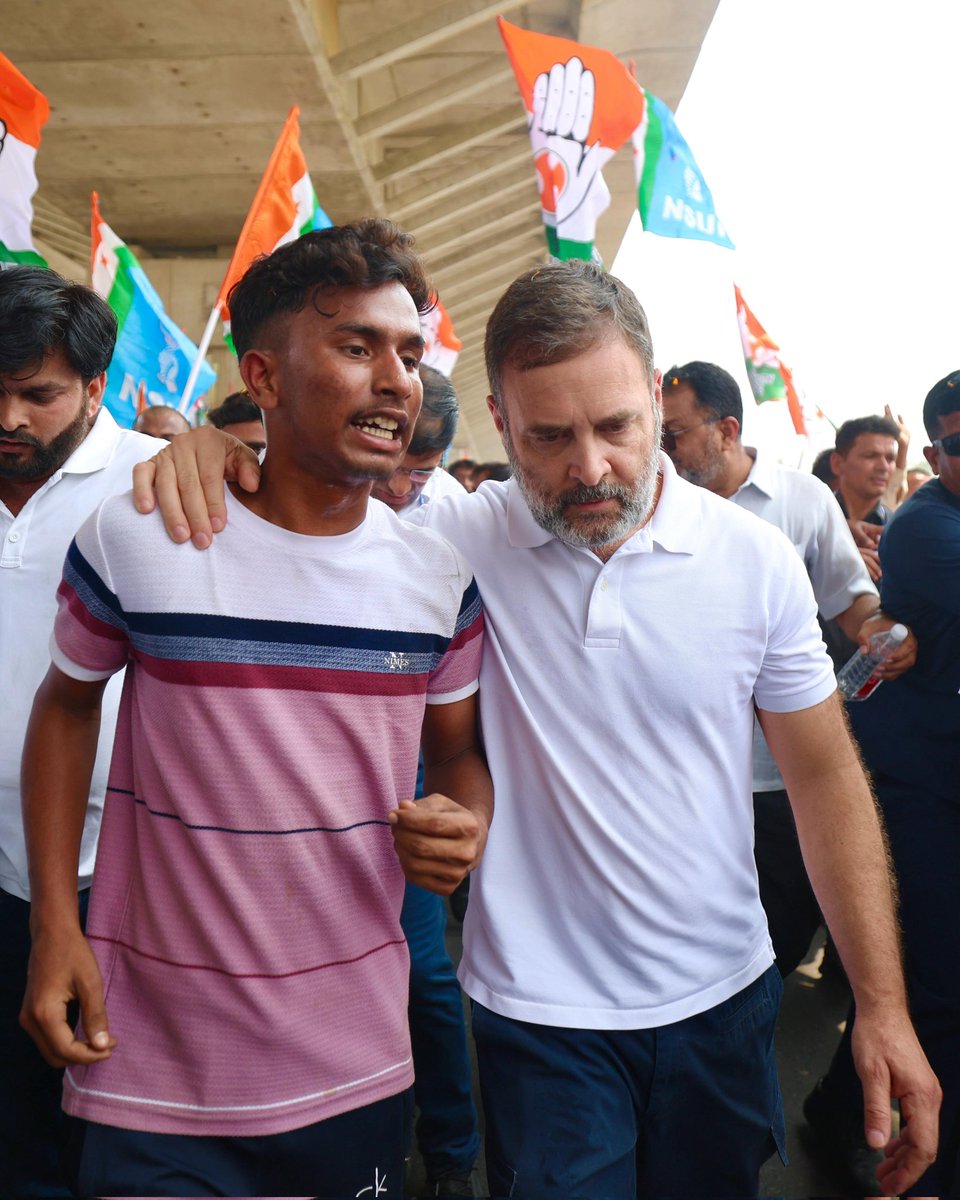 RahulGandhi's tweet photo. बिहार के युवाओं में जोश है, कुछ कर दिखाने का - और सरकार के ख़िलाफ़ आक्रोश है, उन्हें अवसर और समर्थन नहीं दिलाने का।

"पलायन रोको, नौकरी दो" यात्रा में आज बेगूसराय की सड़कों पर हज़ारों युवाओं की भावना, उनका कष्ट और संकल्प साफ़ दिखा।

बेरोज़गारी और पलायन के खिलाफ ये आवाज़ अब बदलाव की पुकार बन चुकी है। बिहार अब चुप नहीं बैठेगा, युवा और अन्याय नहीं सहेगा - अपने अधिकार, रोजगार और न्याय की लड़ाई डट कर लड़ेगा।