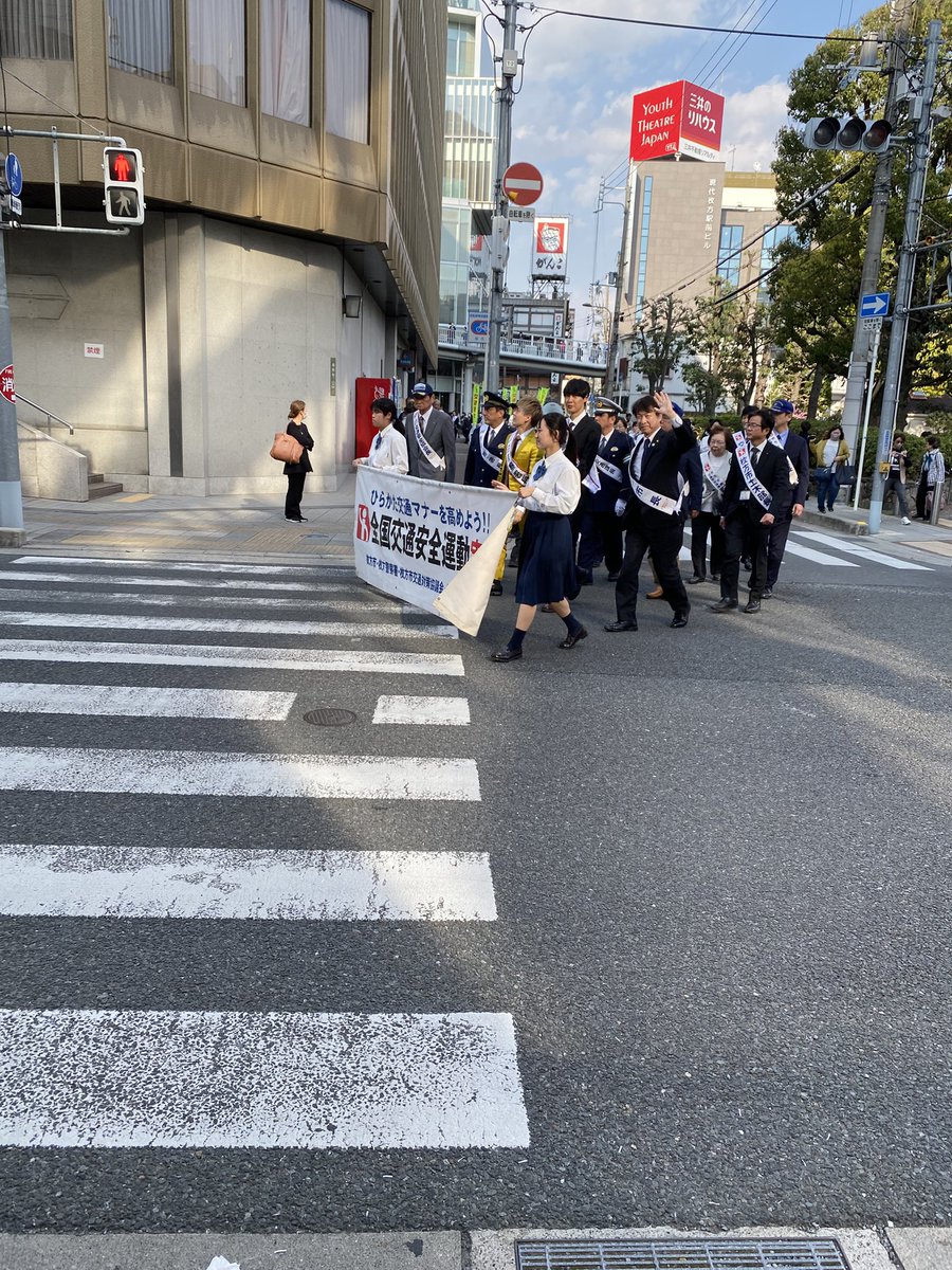 ta__mi__0409's tweet image. 枚モの図書館で試験勉強した帰り道
枚方市駅でパレードしてた🎺🎷🥁

お笑い芸人「祇園」の櫻井健一朗さん
優しい😊

数年前、長女高校の文化祭に漫才しに
来てくれてて
その時に長女が「祇園おもろい!!」
って言ってて
私もやっと見れたぁ🥹
  #祇園 さん #櫻井健一朗 さん  #枚方市長  #伏見隆 さん