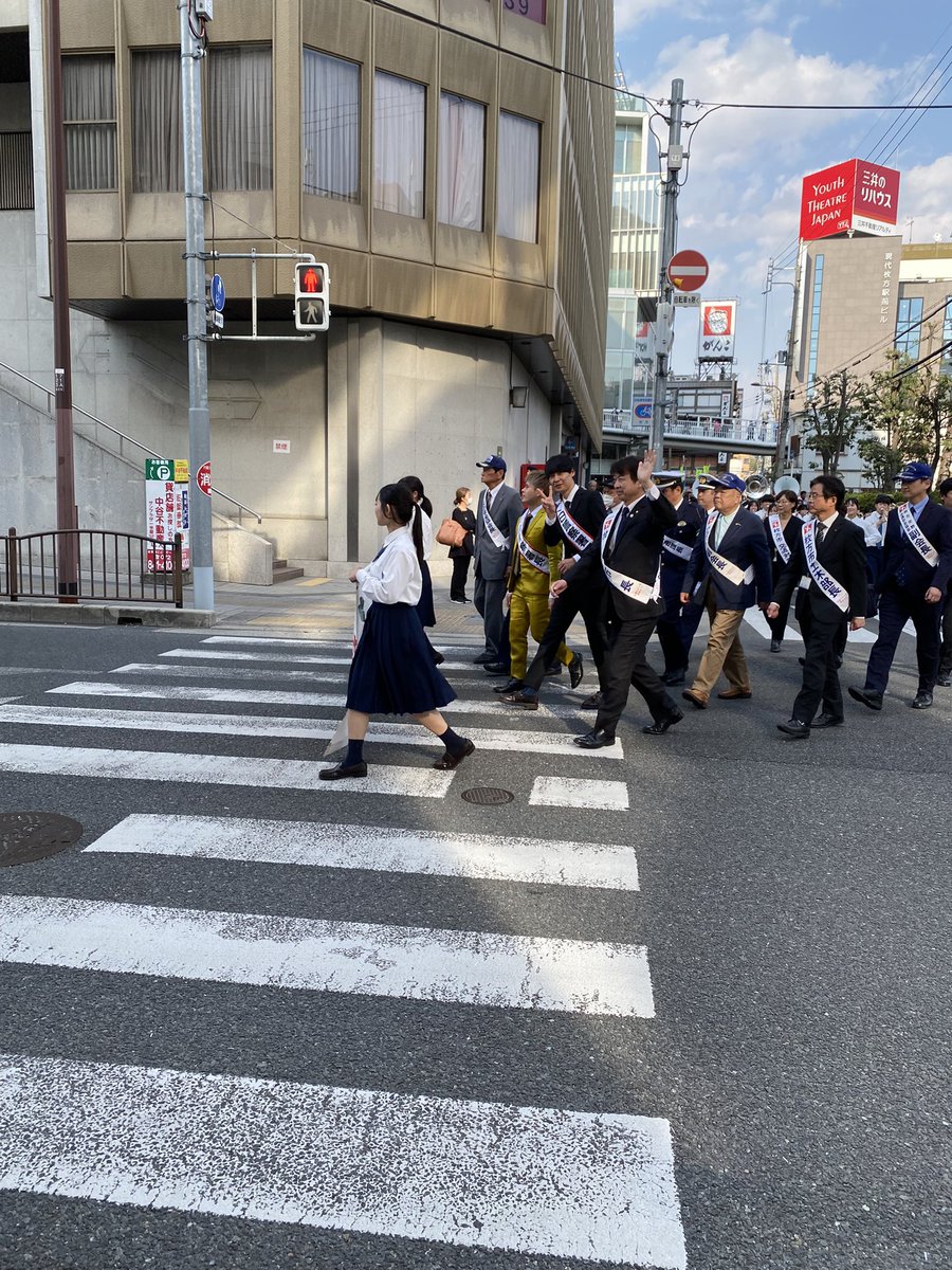 ta__mi__0409's tweet image. 枚モの図書館で試験勉強した帰り道
枚方市駅でパレードしてた🎺🎷🥁

お笑い芸人「祇園」の櫻井健一朗さん
優しい😊

数年前、長女高校の文化祭に漫才しに
来てくれてて
その時に長女が「祇園おもろい!!」
って言ってて
私もやっと見れたぁ🥹
  #祇園 さん #櫻井健一朗 さん  #枚方市長  #伏見隆 さん