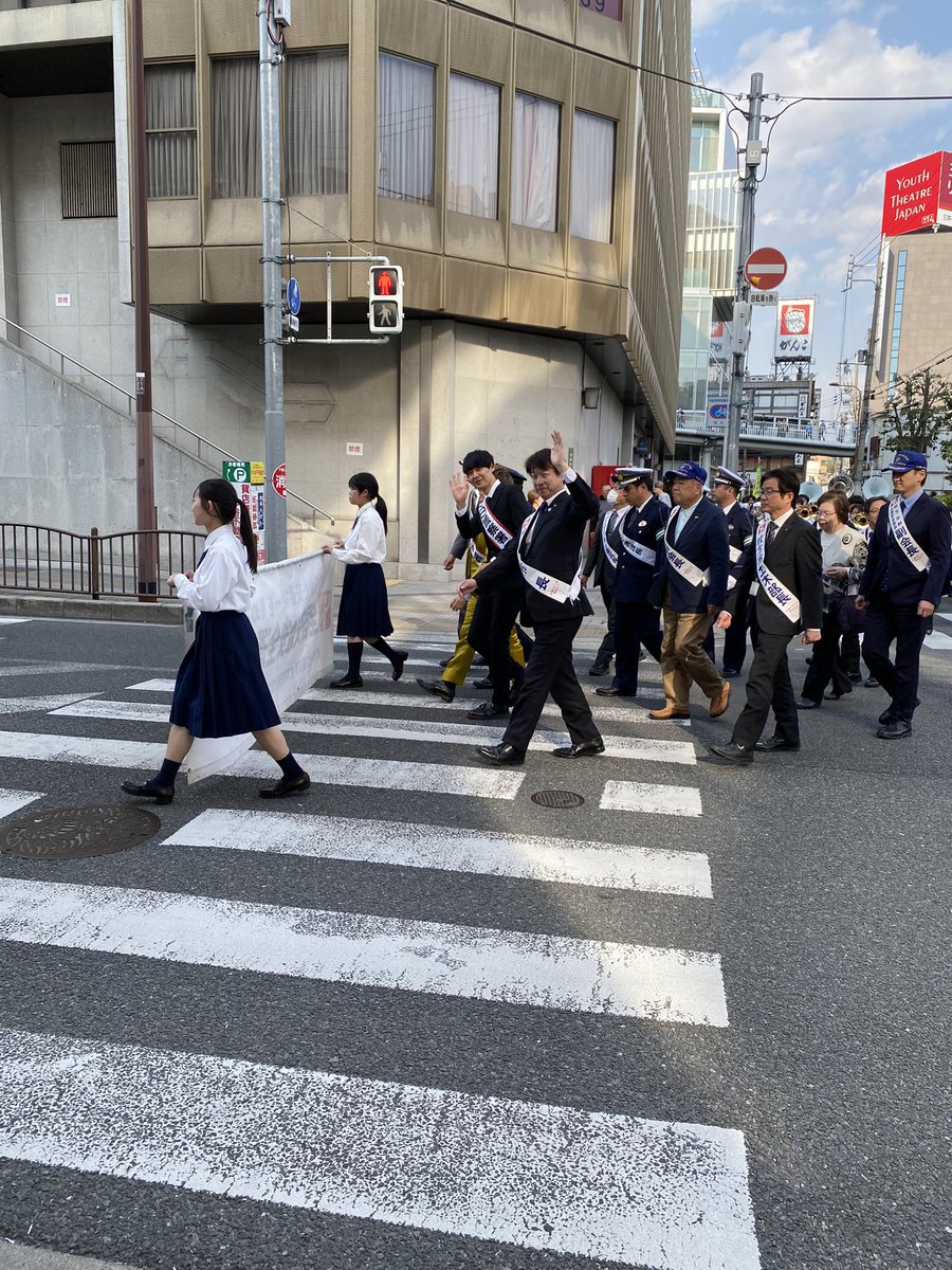 ta__mi__0409's tweet image. 枚モの図書館で試験勉強した帰り道
枚方市駅でパレードしてた🎺🎷🥁

お笑い芸人「祇園」の櫻井健一朗さん
優しい😊

数年前、長女高校の文化祭に漫才しに
来てくれてて
その時に長女が「祇園おもろい!!」
って言ってて
私もやっと見れたぁ🥹
  #祇園 さん #櫻井健一朗 さん  #枚方市長  #伏見隆 さん