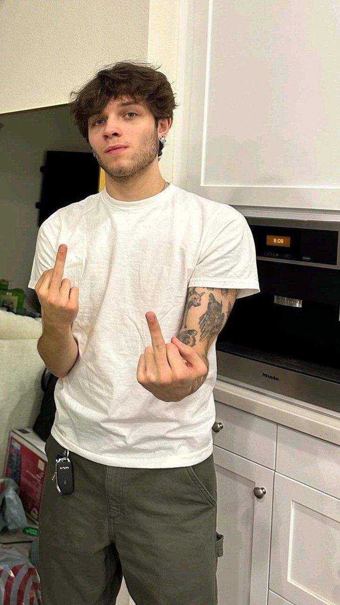 mysthicside's tweet photo. choose your white shirt fighter https://t.co/BTQFH1q6n9