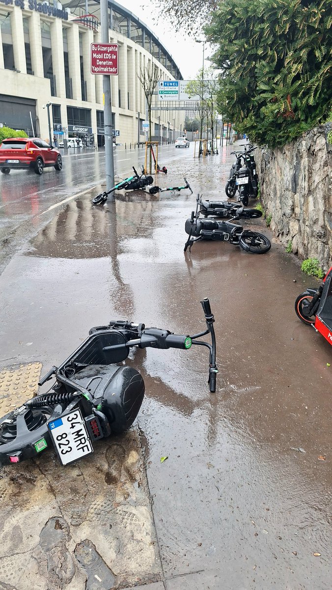 Eren Barış Karatay (@ebkaratoy) on Twitter photo Martı kaldırım işgalinde seviye atlamış, kaldırımda slalom yaparak yürüyorum. Şu çirkinliğe artık bir çözüm getirilmesi lazım <a href="/istanbulbld/">İstanbul Büyükşehir Belediyesi</a> Martı kaldırım işgalinde seviye atlamış, kaldırımda slalom yaparak yürüyorum. Şu çirkinliğe artık bir çözüm getirilmesi lazım <a href="/istanbulbld/">İstanbul Büyükşehir Belediyesi</a>
