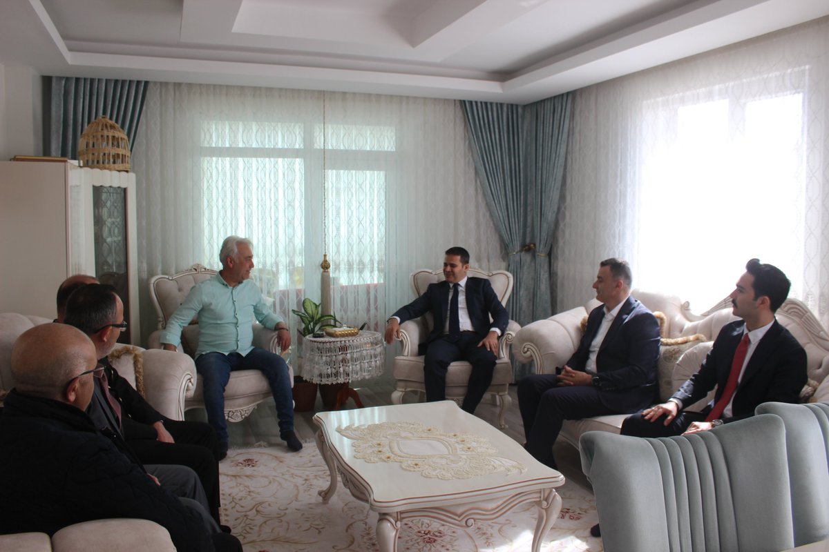 Kaymakamlığımızca düzenlenen bayramlaşma programına Kaymakamımız Sayın Mehmet Kemal AKPINAR, Belediye Başkanı Sayın Adil BAYINDIR, kurum amirleri, siyasi parti ve STK temsilcileri ile vatandaşlar katıldı. Sonrasında Şehitlik ziyareti, Emniyet ve Jandarma ziyareti gerçekleştirildi