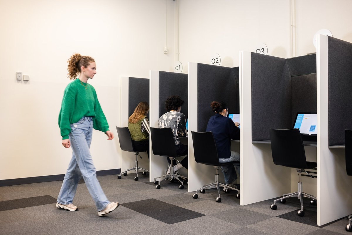 Vanaf vandaag: vernieuwd theorie-examen B!
✅ 50 vragen in één doorlopend examen.
✅ Je slaagt als je 44 van de 50 vragen goed hebt binnen 30 minuten.
✅ Toevoeging van korte animatie. 

Lees hier het hele nieuwsbericht 👉 cbr.nl/x-vernieuwd-th…
#cbrnl #nieuws #theorieexamen