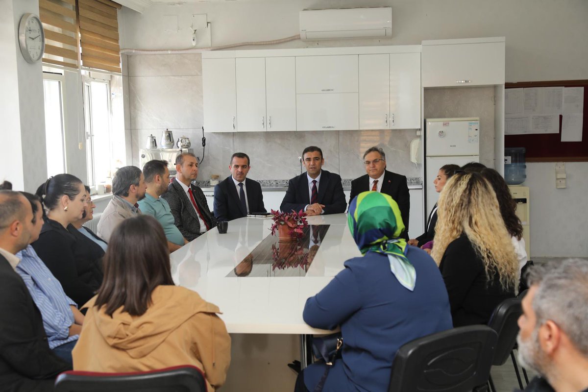 🏫Aktoprak Leyla-Mehmet Ali Yılmaz İlkokulunda bayrak törenine katıldık, ardından ilk ders zilini çaldık.🔔

İl Millî Eğitim Müdürümüz Dr. Erdal Kılınç, İl Millî Eğitim Müdür Yardımcısı Fatih Türkhan ve Şehitkâmil İlçe Millî Eğitim Müdürü Mehmet Ali Tiryakioğlu'yla Aktoprak