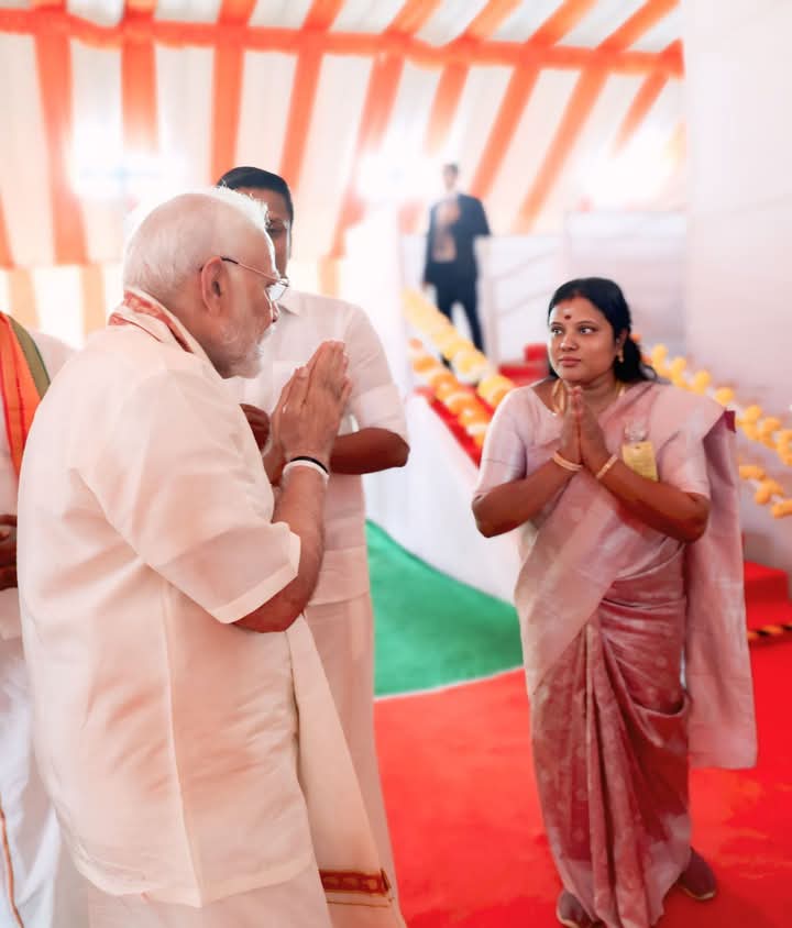 GohilaMuthuraj's tweet image. ஶ்ரீ ராமர் பாதம் பட்ட புண்ணிய பூமியான இராமேஸ்வரத்திற்கு புதியதாக கட்டப்பட்ட‌ பாம்பன் பாலத்தை திறந்து வைக்க ஸ்ரீராம நவமி தினத்தன்று வருகை தந்த பாரத பிரதமர் திரு @narendramodi அவர்களை வரவேற்கும் பாக்கியம் பெற்றேன்@annamalai_k @BJP4TamilNadu @KesavaVinayakan @MaheshBJPTN @ponbalabjp