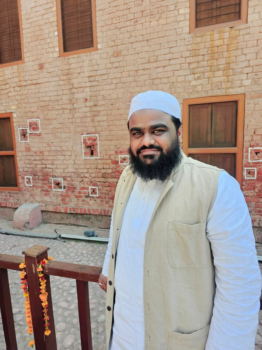 جلیاں والا باغ امرتسر میں حاضری ہوئی،جہاں جنرل ڈائر کی بربریت اور 28 گولیوں کے نشانات اب بھی باقی ہیں.
سنجے نروپم کو کوئی بتادے جنرل ڈائر بننے کی کوشش نا کریں ہمارے اندر اب بھی وہی جذبہ حریت باقی ہے،بس کچھ لوگوں نے اس کو تھپک کر سلارکھا ہے.
