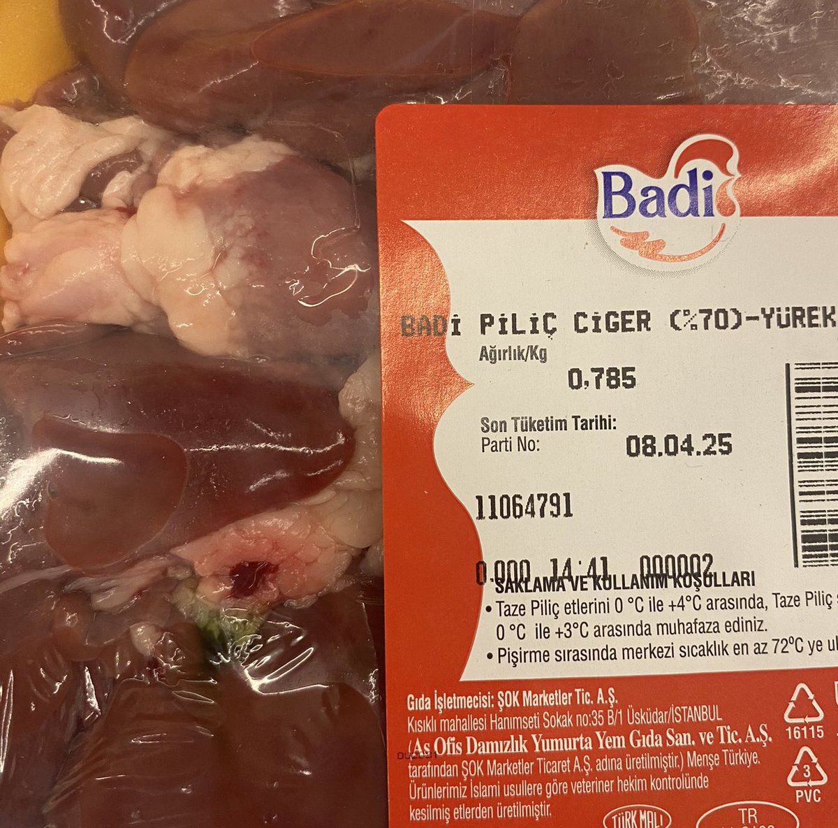 Kocaeli’de Şok markette yeşil renge dönmeye başlayan, bozulmuş olmasına rağmen dolapta durmaya devam eden tavuk ciğeri