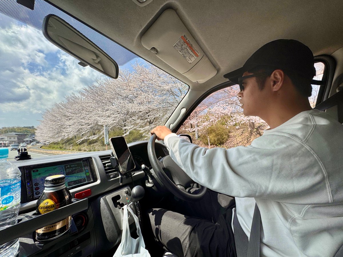 de_co_jp's tweet photo. 車で次の撮影地へ🚗💨 満開の桜を追いかけて、春の旅は続きます🌸✨ 出会える景色も、出会う人もすべてが一期一会。次はどんな桜が待っているのか…お楽しみに！

#桜ドローンプロジェクト #京都の桜 #春が来た #お花見 #日本の美しい風景 #sakura🌸 #cherryblossom https://t.co/5BuVuFbuVD