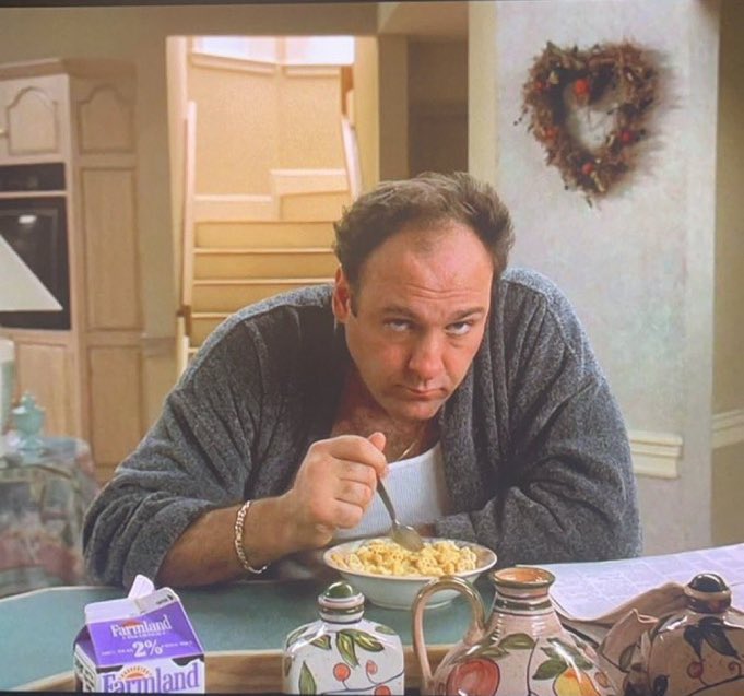 iih4u's tweet image. اذا شفت وجه اخوك راعي الأسهم كذا هاليومين 
حاول ماتقرب له