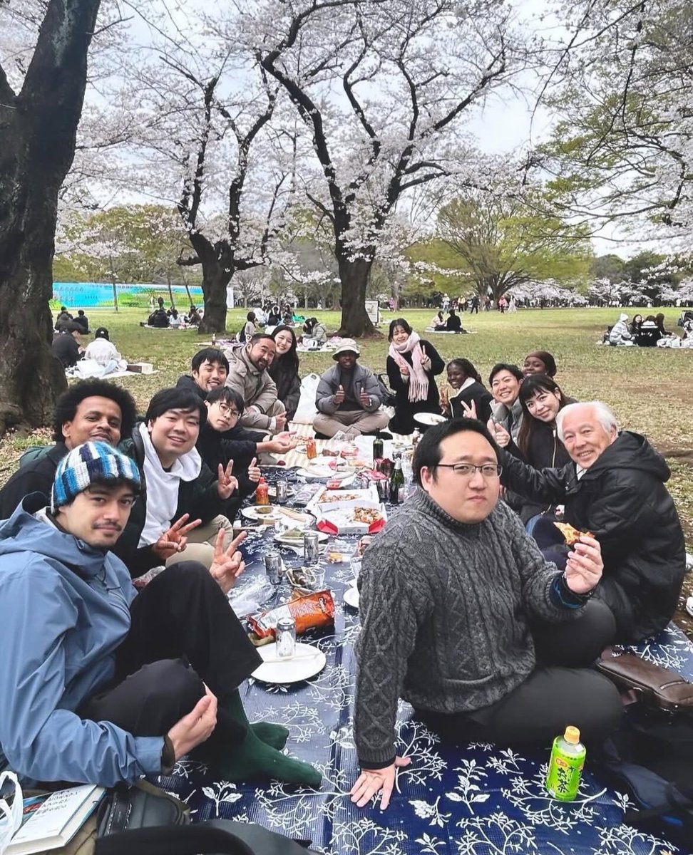 日本の春の風物詩、お花見を開催しました。
#時差投稿 

国籍が異なっても桜を綺麗と思ってくれる心は万国共通です。

社長、副社長が一緒に写真に収まってるのが珍しいです。
