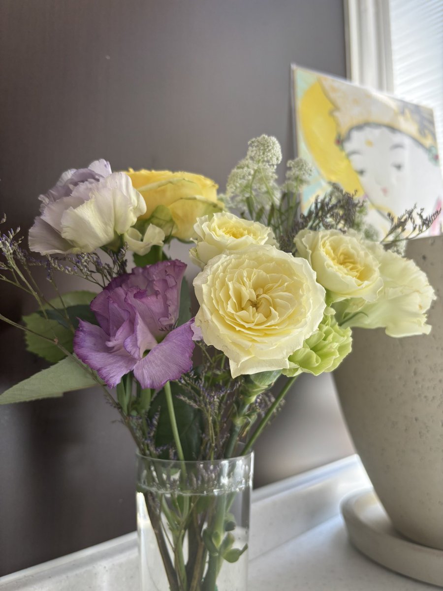 昨日は扇町にて落語と文学の会でした。
戦後80年だからこその組み合わせ、春蝶師匠の創作落語『ニライカナイで逢いましょう』と朗読『火垂るの墓』。
客席は真っ暗ですが、皆さんが涙し、舞台と真剣に向き合って下さっているのがひしひし伝わってきました。次は13日三宮で！
いただいたお花と菩薩様♡