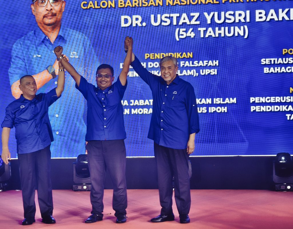 Setiausaha UMNO Bahagian Tapah, Dr Ustaz Yusri Bakir diumumkan sebagai calon <a href="/barisanasional/">Barisan Nasional</a> PRK N48 Ayer Kuning. 

Pengumuman dibuat Pengerusi BN Perak, Datuk Seri Saarani Mohamad dengan disaksikan Pengerusi BN, Datuk Seri Ahmad Zahid Hamidi. 

<a href="/BuletinTV3/">Buletin TV3</a>