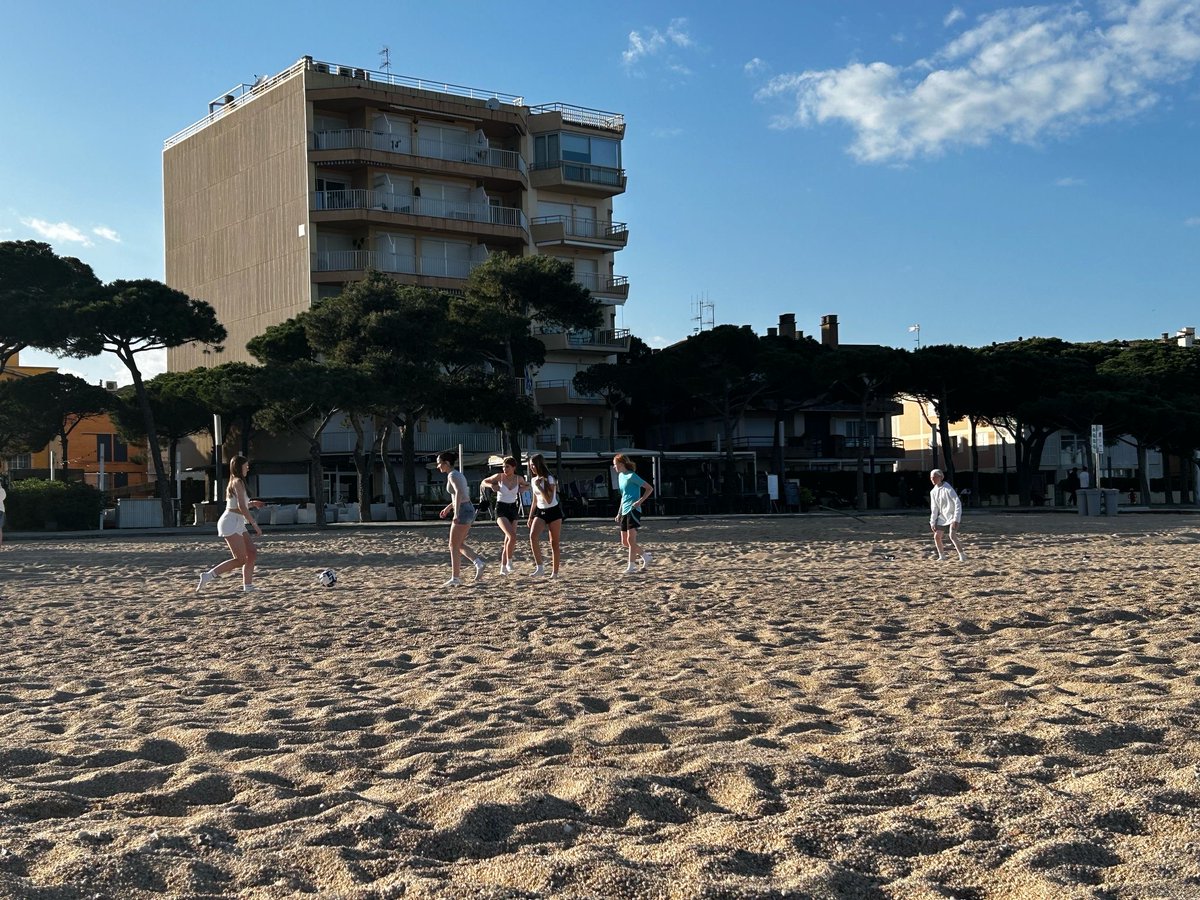 BrookvaleGroby's tweet image. Barcelona Sports Fest Tour&apos;25 Spain - 5 days residential trip – Day 1
40 students &amp;amp; 5 members of staff arrived in Barcelona at 11:30am on 6.4.25. They all settled in to the hotel, then off for an afternoon swim, followed by a trip to the supermarket &amp;amp; the beach!
#BGLC_PE
