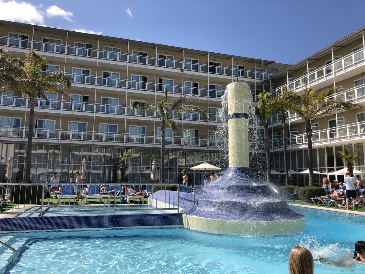 BrookvaleGroby's tweet image. Barcelona Sports Fest Tour&apos;25 Spain - 5 days residential trip – Day 1
40 students &amp;amp; 5 members of staff arrived in Barcelona at 11:30am on 6.4.25. They all settled in to the hotel, then off for an afternoon swim, followed by a trip to the supermarket &amp;amp; the beach!
#BGLC_PE