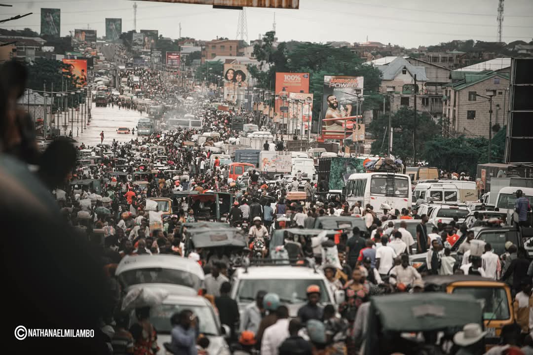 Peut-être le peuple le plus complaisant du monde. 
Les humain les plus larges de l'histoire 
La population au grand coeur en élastique 
Les gens les plus tolérants sur terre 
Nos dirigeants ont quand même beaucoup de chances...

Le peuple Congolais 🇨🇩