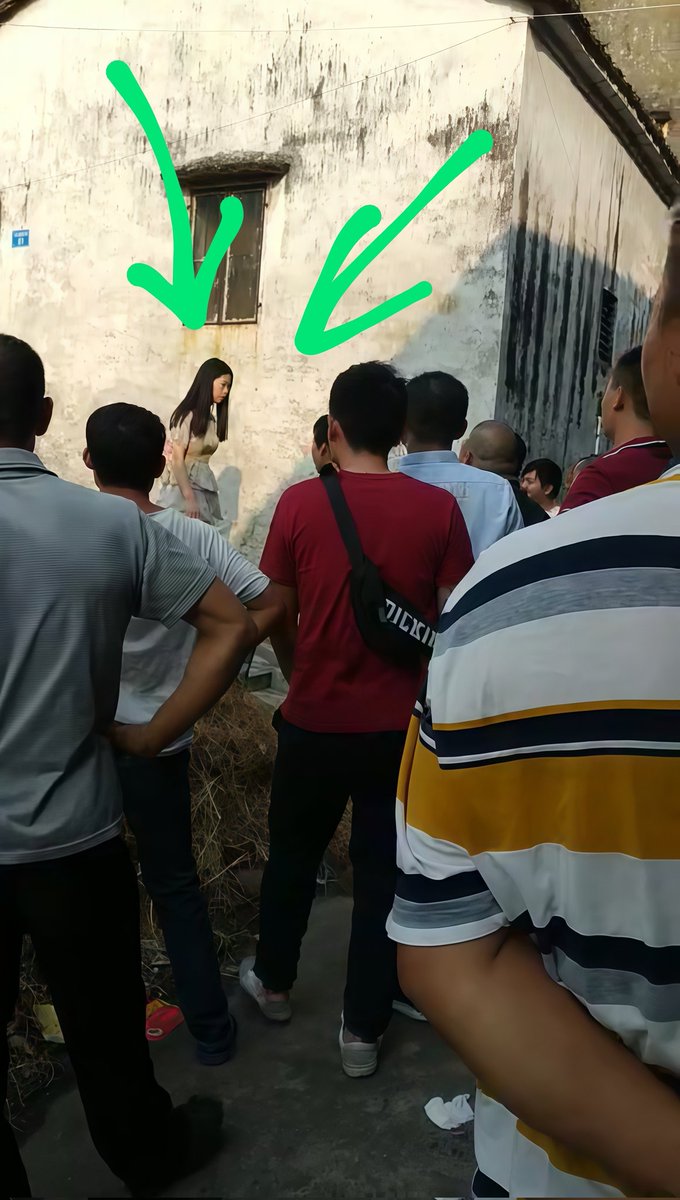 嫖娼也要排队!
以逼赚币,荒唐一幕,广东东莞某城中村,一位不到20岁的站街女因为长相甜美身材好,被几十号老少嫖虫热捧。大家排队轮流上车,最后小妹受不了直接关门歇业。
听说这个小妹一天都要赚大几千人民逼。 https://t.co/7SqxByVqNe