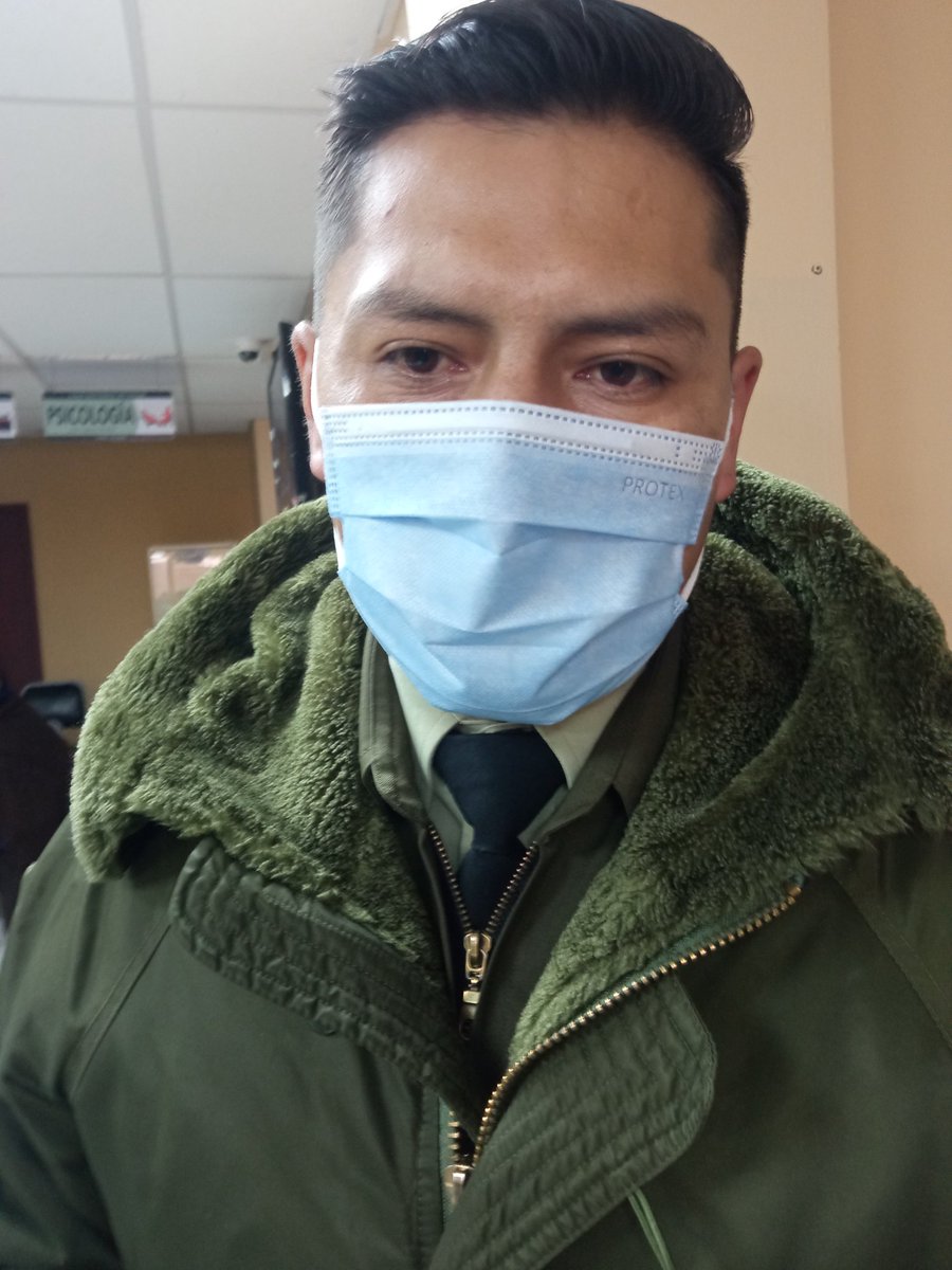 InesMachica's tweet photo. Hago público la agresión física y verbal de estos dos "policías" que se creen dueños de la salud de los pacientes de Policlínico de la CNS de la Calle franco Valle entre calles 4 y 5, fuí agredida por pedir atención digna para una persona de la tercera edad. https://t.co/zlyFsPxSwF