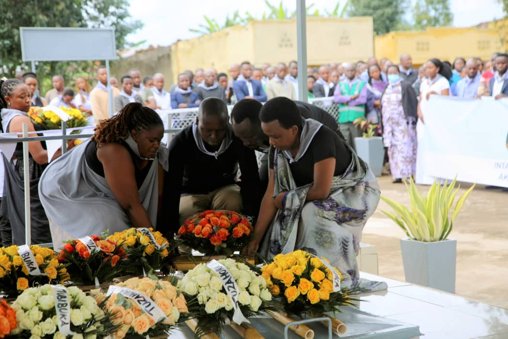 Butaro Hospital (@butarohospital) on Twitter photo Ibitaro bya Butaro byifatanyije n'abaturage ba <a href="/BureraDistrict/">Burera District</a> ndetse n'Abanyarwanda bose kwibuka abazize jenoside yakorewe Abatutsi mu 1994.
#TwibukeTwiyubaka Ibitaro bya Butaro byifatanyije n'abaturage ba <a href="/BureraDistrict/">Burera District</a> ndetse n'Abanyarwanda bose kwibuka abazize jenoside yakorewe Abatutsi mu 1994.
#TwibukeTwiyubaka