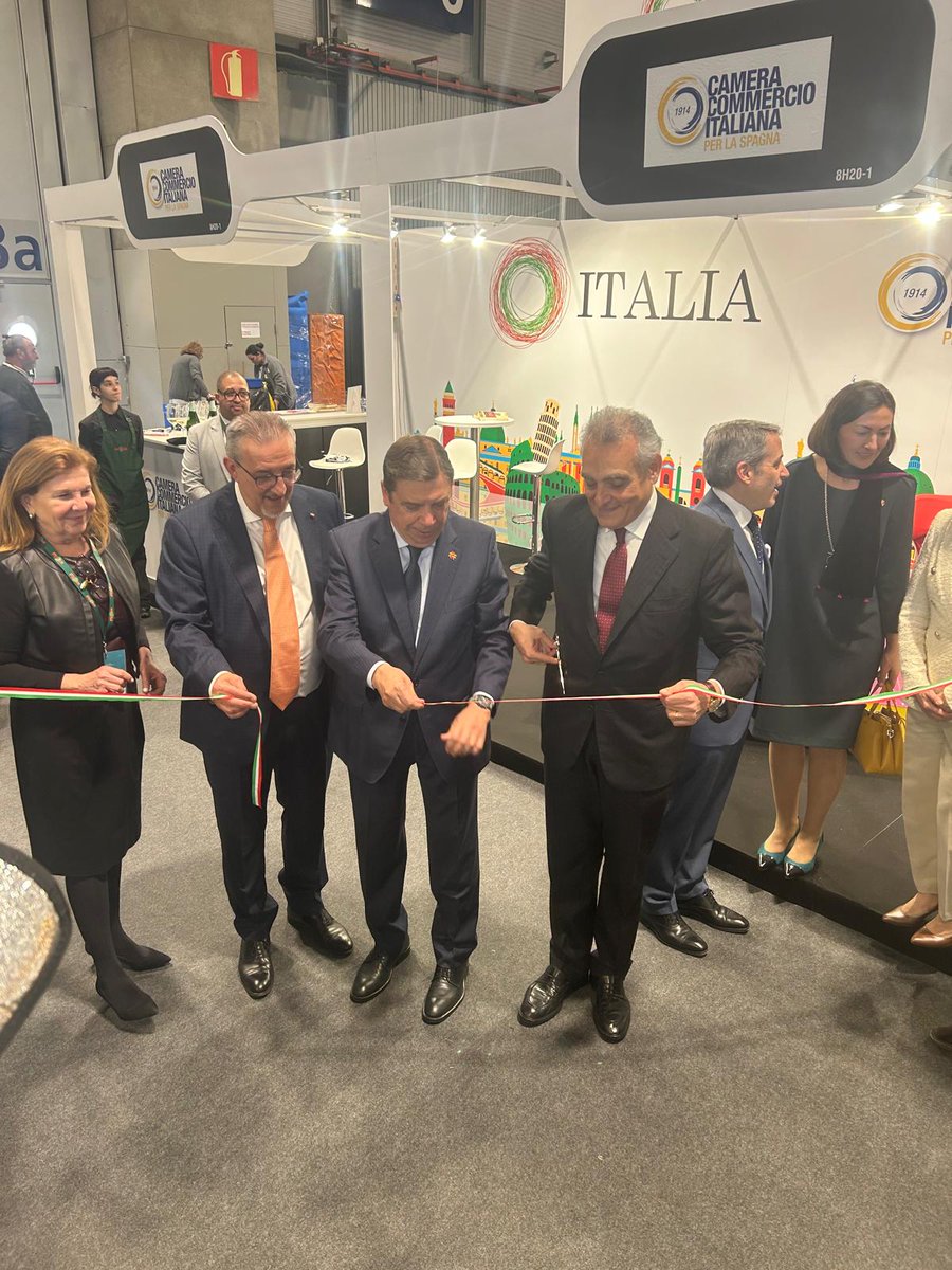 Esta mañana inauguramos el Área Italia en el #SG25.
Son 20 las empresas italianas que exponen sus productos en esta edición, en la que Italia es País de Honor 🎖️🇮🇹
🔗 Descubre más aquí: shorturl.at/1WLnp

#Italia #Ifema #salongourmets #MadeInItaly #gastronomía