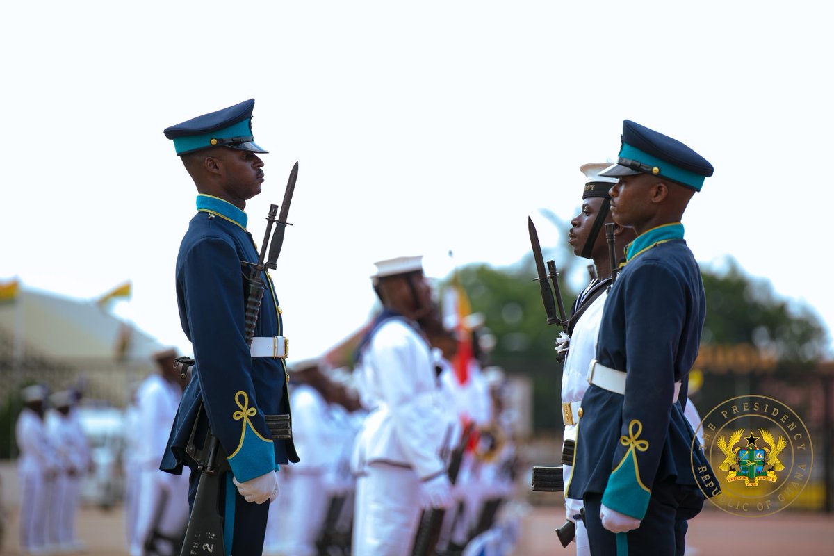 Channel1TVGHA's tweet photo. 🇬🇭PHOTOS: 43rd Guard Changing Ceremony Underway at Jubilee House
The ceremonial handover, held every three months, sees a new batch of guards take over security duties at the presidency for the next quarter.

#ChannelOneNews #GuardChanging #JubileeHouse https://t.co/przYAiVg9y