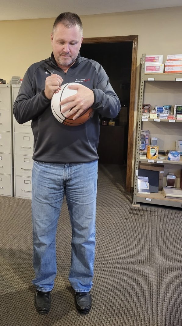 fire624's tweet photo. So this morning I had to drive down to Hawkins-Bailey Warehouse in Bedford where I finally had the honor to meet Damon Bailey, my all-time favorite Men’s Basketball player, and get him to sign a ball for me to put in my office at work! #IndianaLegend https://t.co/51Zknxxyko