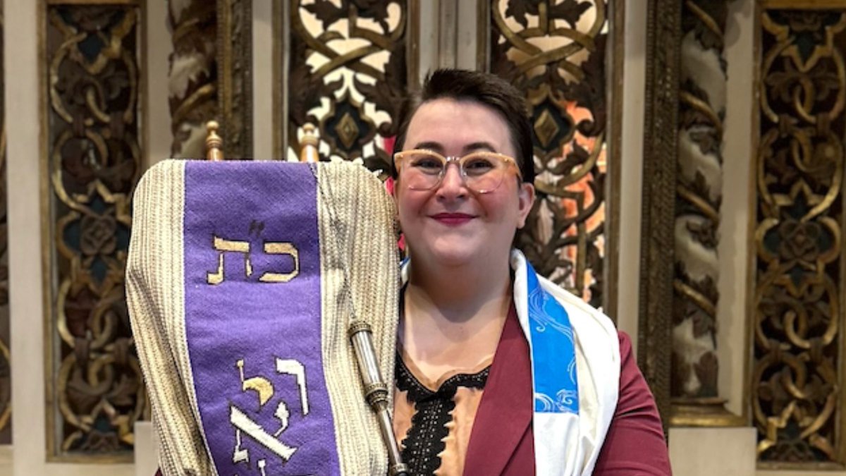 Jewish Light (@stljewishlight) on Twitter photo 📣 Rabbi Rocki Schy-Brunson is joining <a href="/testl/">Temple Emanuel STL</a> with a vision for connection and education 🌱
Link: stljewishlight.org/news/news-loca…
#RabbiRocki #TempleEmanuel #JewishCommunity #StLouisJewish 📣 Rabbi Rocki Schy-Brunson is joining <a href="/testl/">Temple Emanuel STL</a> with a vision for connection and education 🌱
Link: stljewishlight.org/news/news-loca…
#RabbiRocki #TempleEmanuel #JewishCommunity #StLouisJewish
