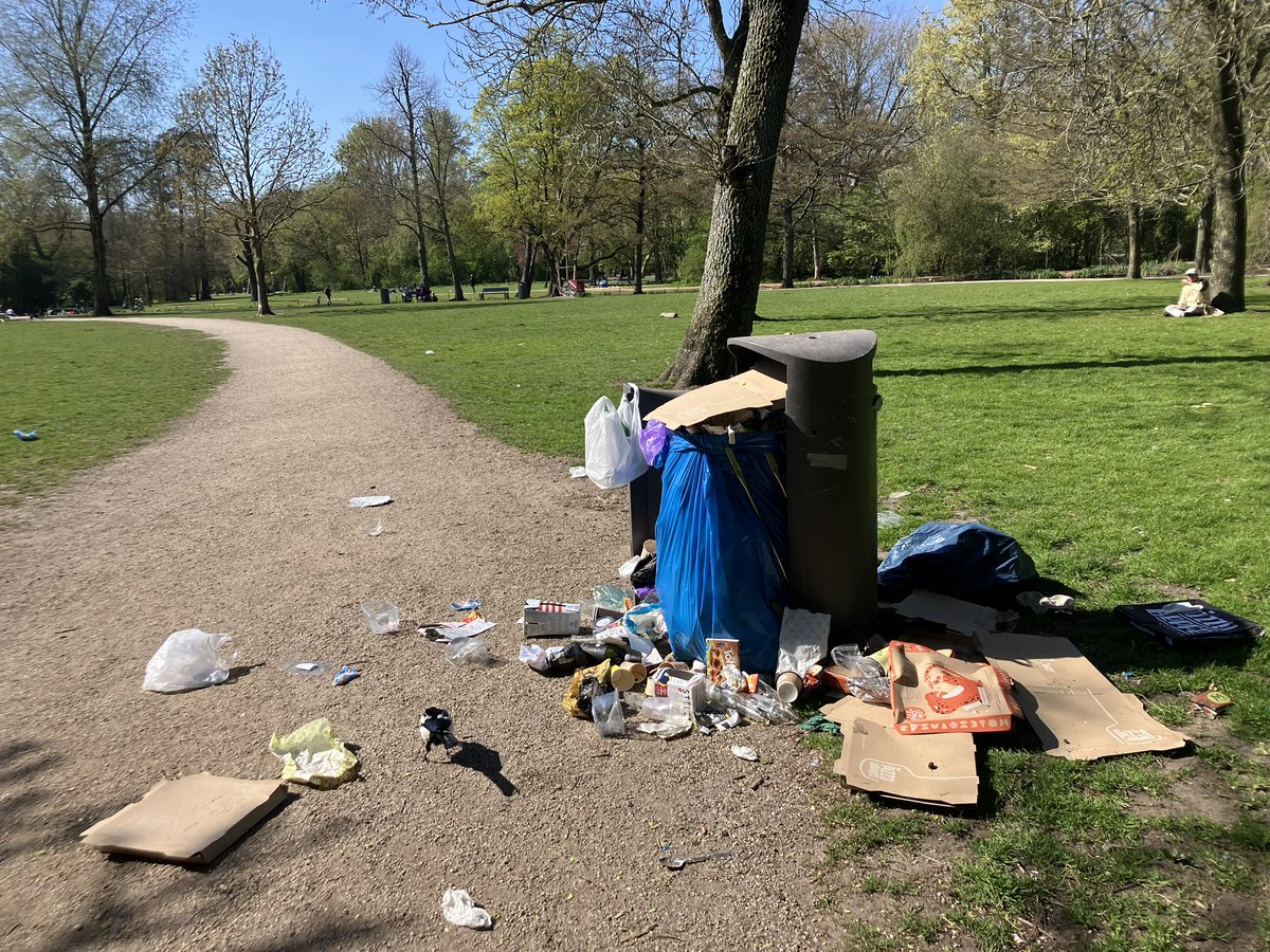 Bijna elke vuilnisbak in ons mooie Vondelpark ziet er zo uit. Veel zwerfafval eromheen. Daar ga je niet lekker naast zitten. Welke onverlaten doen dat toch? En waarom is er niemand aangesteld die het park schoon houdt?