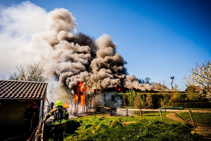 De rookpluim trekt voornamelijk richting de weilanden, maar bij rookoverlast blijft het advies om ramen en deuren te sluiten. Blijf uit de rook, want rook is namelijk...  <a href="/gemeentealtena/">Gemeente Altena</a> 👉 Meer informatie: vrmwb.nl/actueel/202504…
