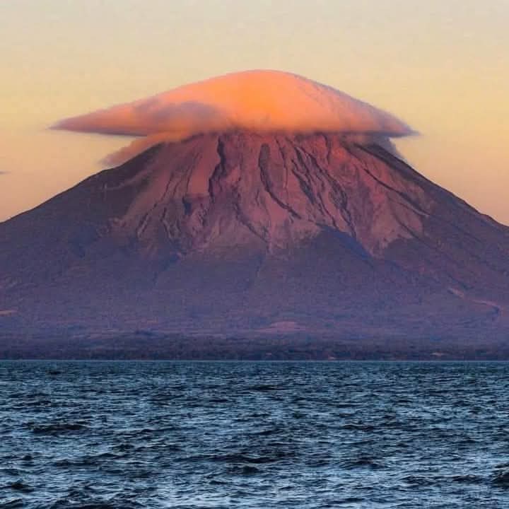 Buenos días #Nicaragua 🇳🇮

🌎 Sabías que al Lago de Cocibolca. Es el 25° Lago de agua dulce más grande del mundo; mide 55 km de ancho y 148 km de largo.
Tiene una isla, Ometepe, con 2 volcanes, Concepción y Maderas, sus faldas forman conos perfectos

¡Conócela!
📸credito al autor