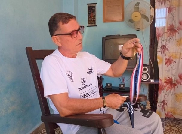 Maratonista por pasión🏃‍♀️🇨🇺
Conoce junto a nosotros la historia de Enrique Germánico Arias Castillo, un ingeniero manzanillero que encontró en la actividad física más que felicidad, encontró un estilo de vida.
#DeportesManzanillo 
ℹ️radiogranma.icrt.cu/maratonista-po…