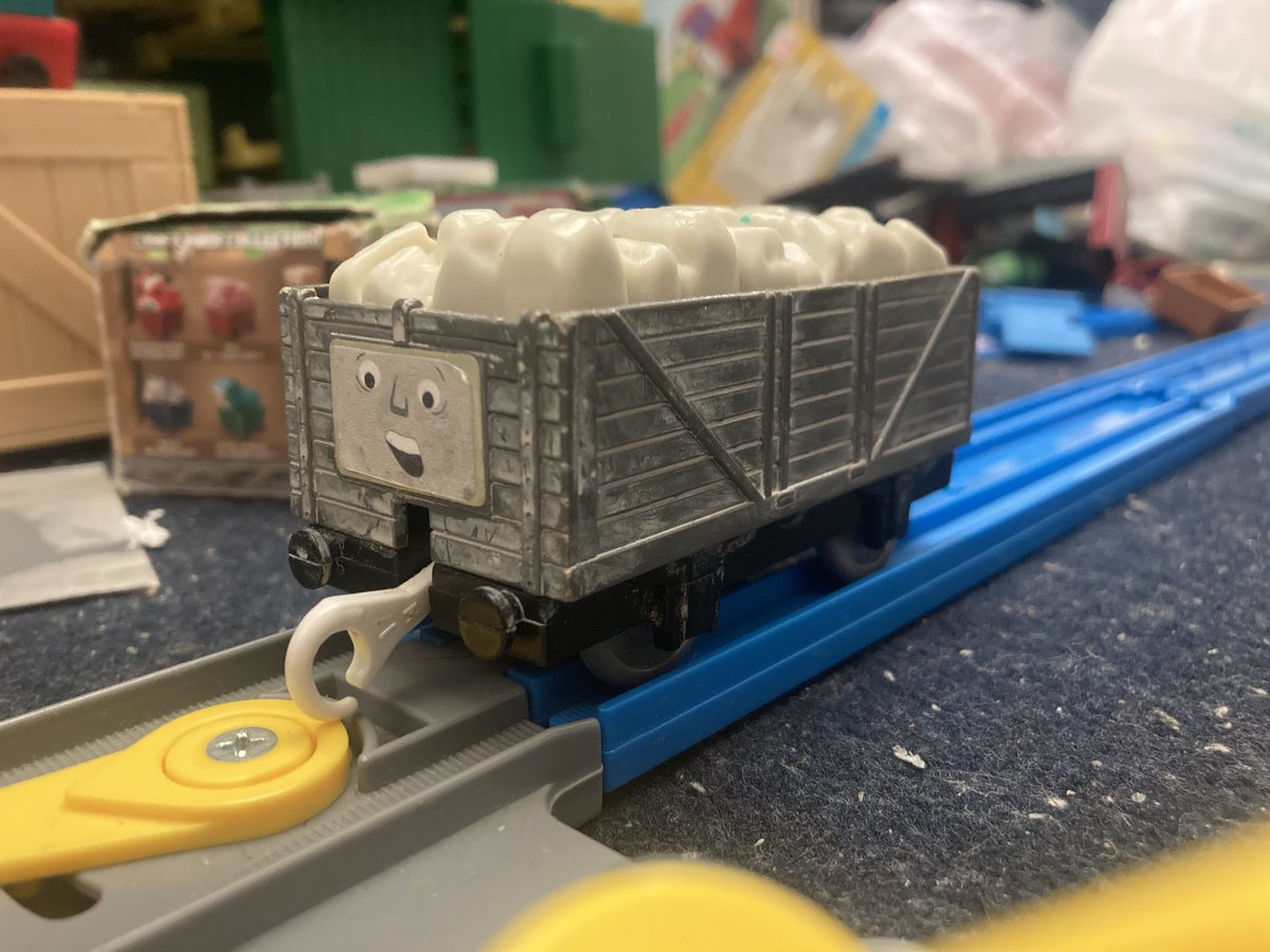 採石場の貨車はこんな色してるのかな