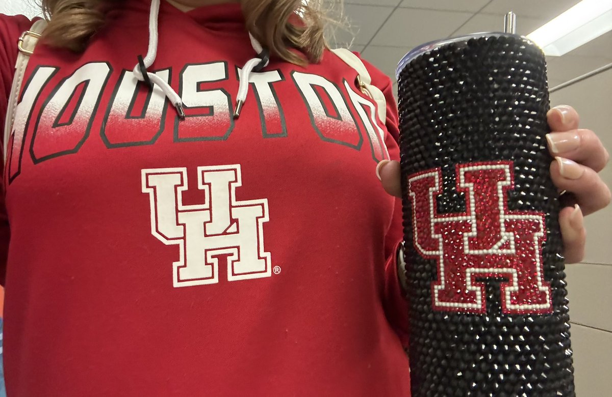 AnGiE_25's tweet image. Soooooo excited for tonight! #GoCoogs #ForTheCity #WhoseHouse ❤️🤍🐾