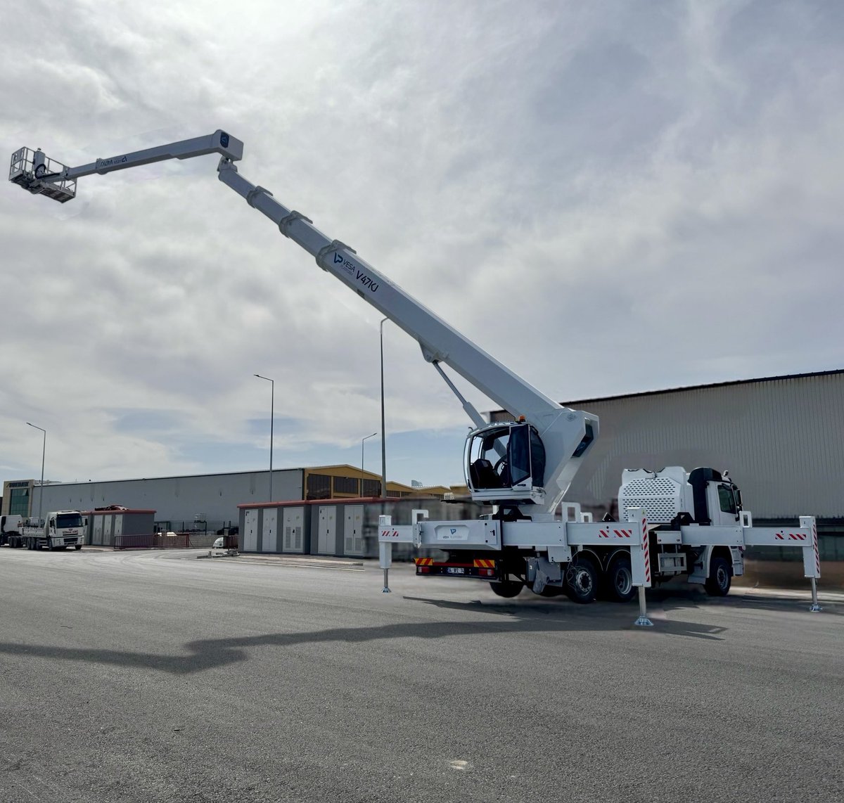 vesaplatform's tweet photo. •47 Metre Max. Çalışma Yüksekliği 
•33 Metre Max. Yatay Uzanım
•500 kg Max. Sepet Yükü
•vSAFE-GEOMAX Elektronik Stabilite ve Limitleme Sistemi
•Otomatik Şasi Dengeleme Sistemi
•Kayıtlı Hedefe Otomatik Ulaşma Sistemi
•Otomatik Eve Dönüş Sistemi

Ve daha fazlası #V47KJ’de https://t.co/UJBWZywcdK