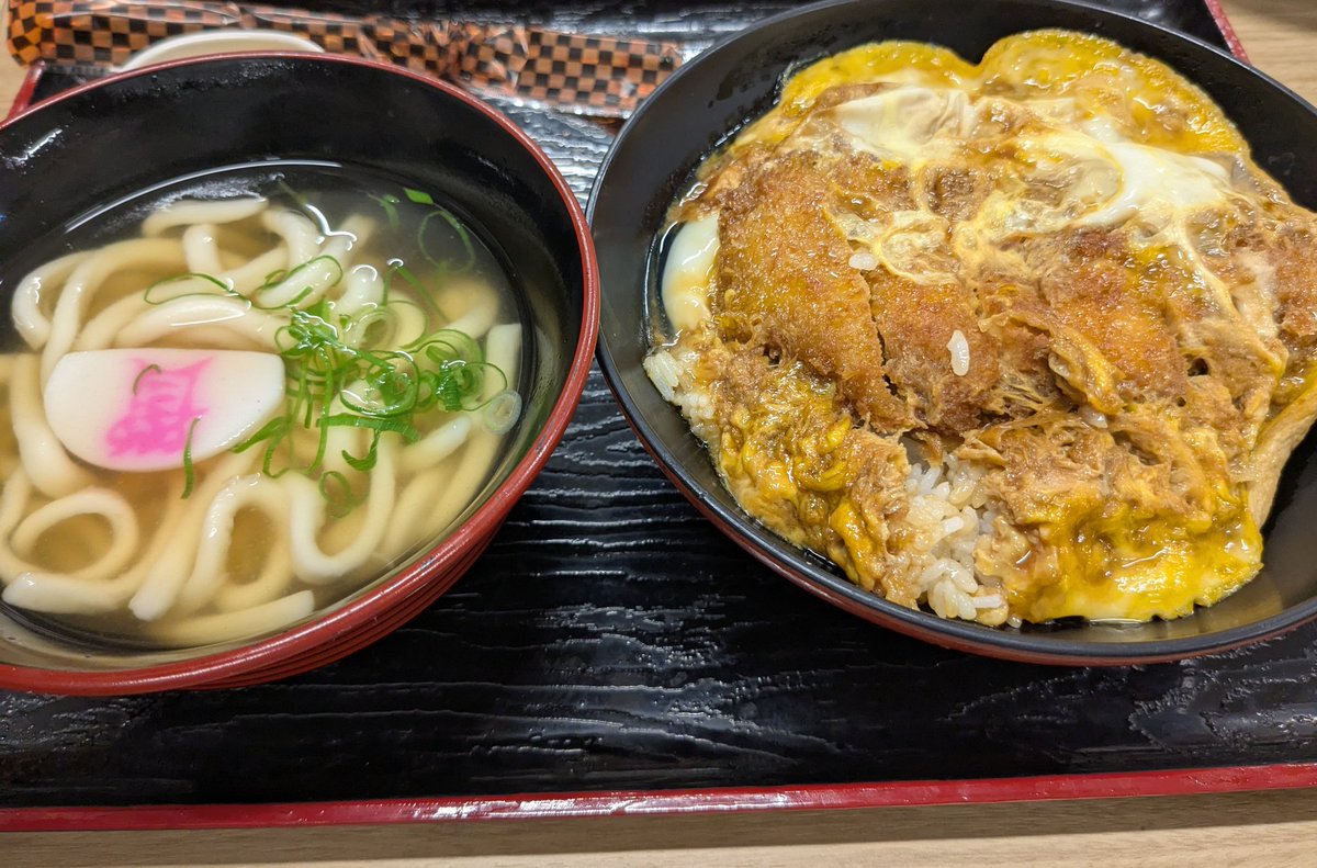jamiro90011's tweet photo. 昼は神座、夜は資さん食べて帰宅。 https://t.co/tNwS5YBy71