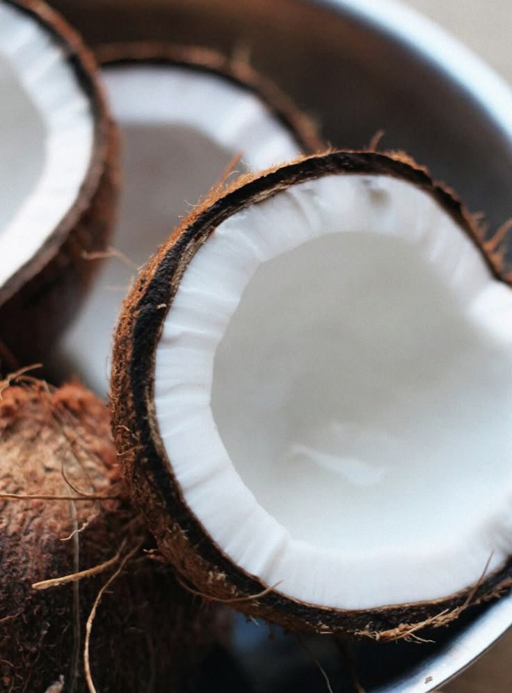 jesus_osorior's tweet image. El aceite de coco: el oro líquido que tienes olvidado en la alacena.

Este producto natural tiene decenas de beneficios para tu salud, tu piel y hasta tu cocina.

7 formas de usar el aceite de coco a tu favor 🧵