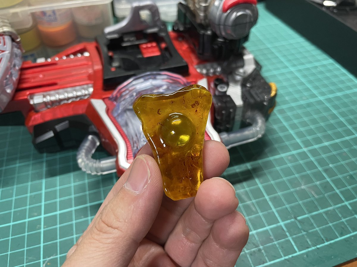 suna90147655's tweet image. KAIJYU Lost No.00 System
以下、妄想設定。
琥珀内にある怪獣のコアに
果汁成分(活性化を促す栄養分)を与える事で怪獣の力を引き出す為のシステム。
ユニソケットを追加し機能を拡張。
技の発動時に特殊効果を付加する事を
目的とする。
完成度20%
適合者、現在調査中。
#変身ベルト改造部