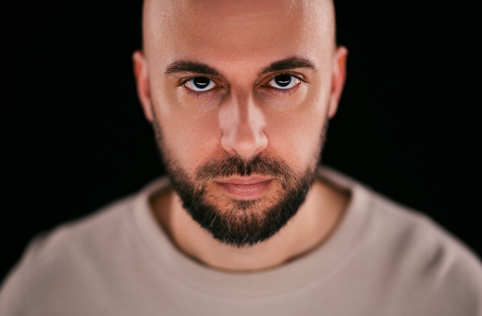 'Forever Awake', lo nuevo de <a href="/unermusic/">UNER</a> que muestra su evolución tinyurl.com/yyaa39ft