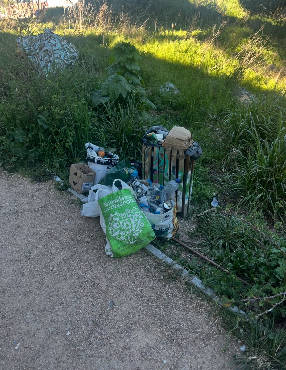 Cuando se utilizan los muros libres de graphitis, ellos recogen, y el concejal de medio ambiente no cumple 
#limpioyverde ¿? 
👇🏻👇🏻👇🏻👇🏻👇🏻👇🏻👇🏻