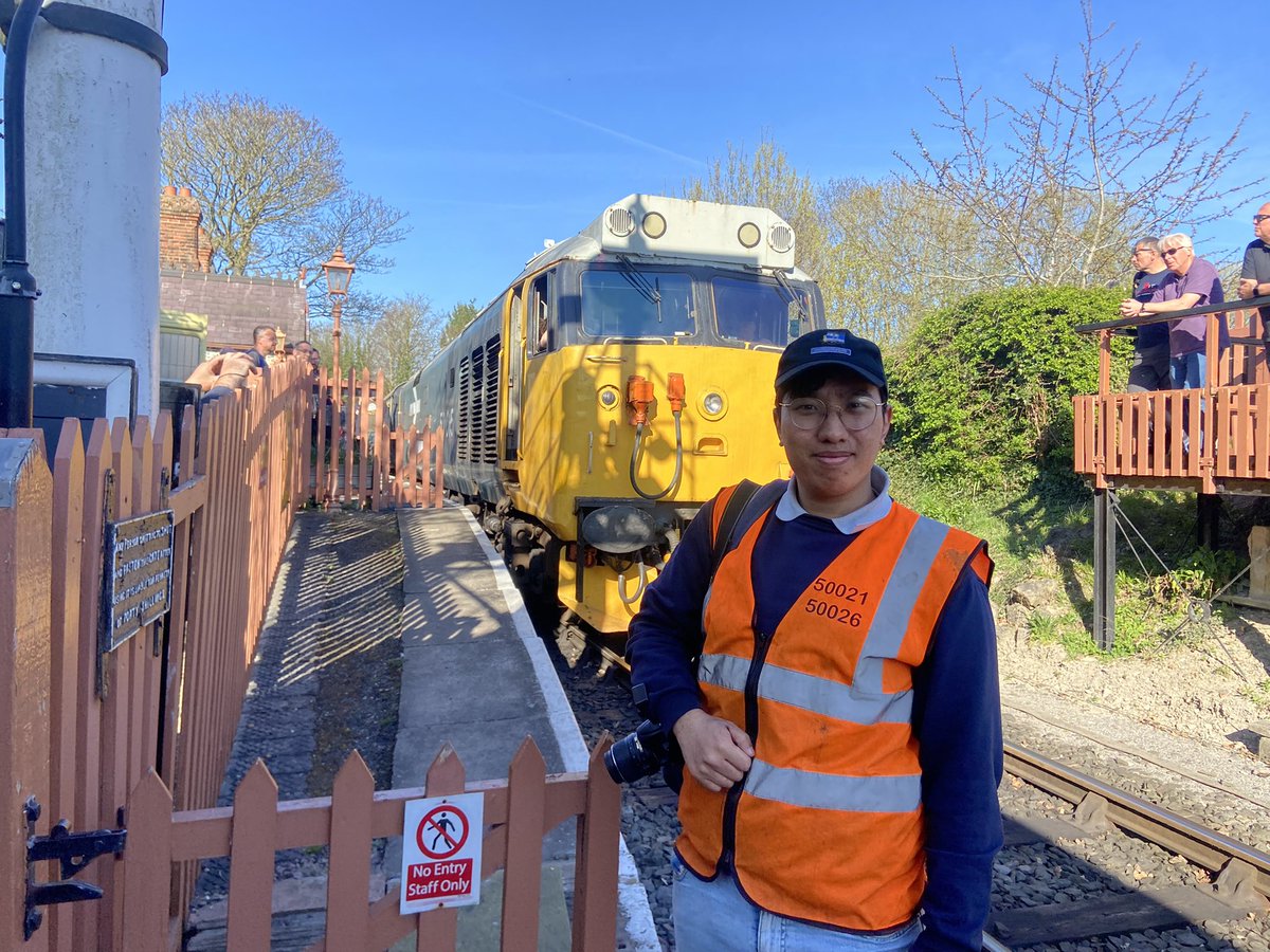 ClassRail's tweet image. It’s been 3 years since I went to @ChinnorRailway! Of course I had to bring 50021 &amp;amp; 50026 clothing to rep the group I’m with. Must say props to the volunteers and staff for bringing a massive gala! And was great meeting others also.