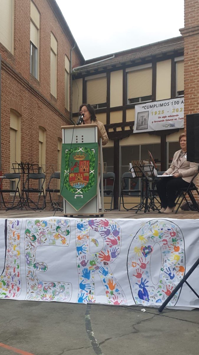 Queremos agradecer al <a href="/CeipPinoduero/">CEIP PINODUERO</a> su invitación este fin de semana a la celebración de su centenario. ¡Enhorabuena y gracias por educar en Derechos de Infancia! Gracias por compartir vuestra historia con nosotras💙#centrosreferentes #UnicefCYL #ParacadaInfancia Con <a href="/Eugenia_Aq/">M.Eugenia Gª Rincón</a>