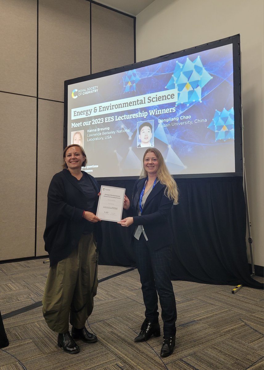 RSC Energy Journals (@rsc_energy) on Twitter photo Our 2023 EES Lectureship co-winner Hanna Breunig (<a href="/BerkeleyLab/">Berkeley Lab</a>) was presented with her award by <a href="/titiricigroup/">Magda Titirici</a> at ACS Spring last month - congratulations Hanna!
Find out more about the EES Lectureship and past winners here: rsc.org/journals-books… Our 2023 EES Lectureship co-winner Hanna Breunig (<a href="/BerkeleyLab/">Berkeley Lab</a>) was presented with her award by <a href="/titiricigroup/">Magda Titirici</a> at ACS Spring last month - congratulations Hanna!
Find out more about the EES Lectureship and past winners here: rsc.org/journals-books…