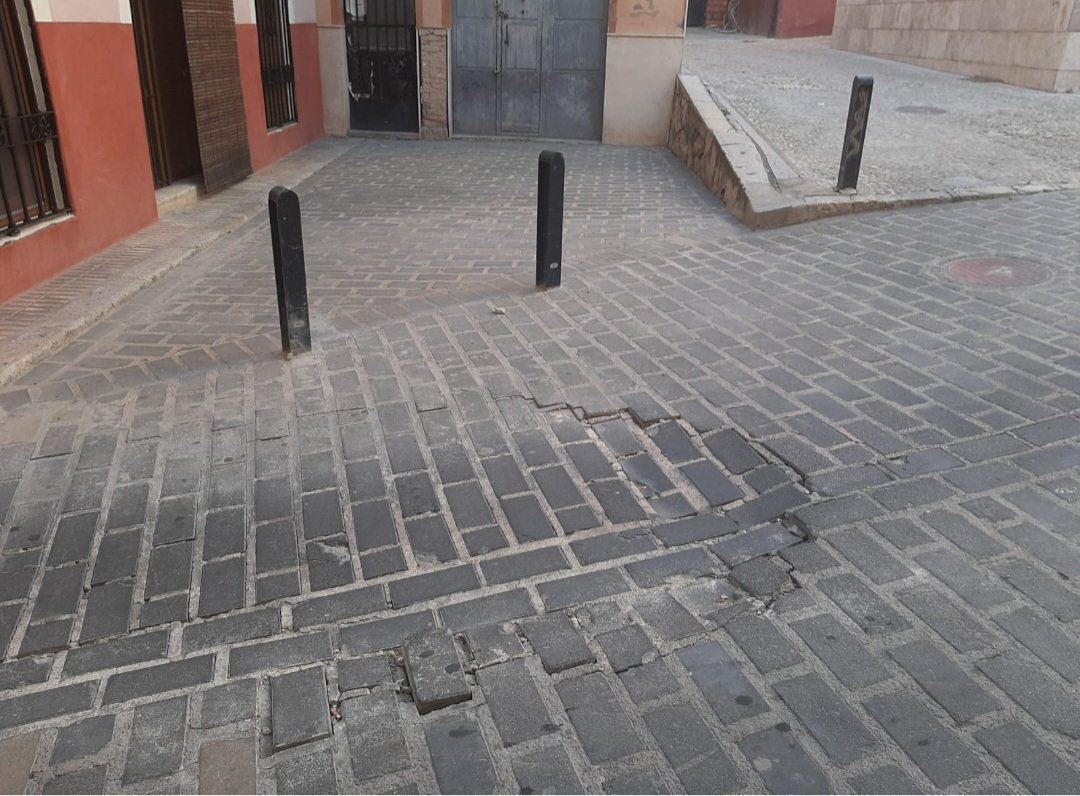 nanticdigneiviu's tweet photo. Estaria bé,per part de l'ajuntament de @Xativa ,durant tot l'any,la cura i manteniment dels paviments dels carrers i places del nucli antic de #Xàtiva ...i  no només quan venen processons i en els carrers"de volta"per on passen. 🙇‍♀️ @ignacioreig @EduardoCuatFort @AmparoVeraXativ https://t.co/8VRBSo2wO4
