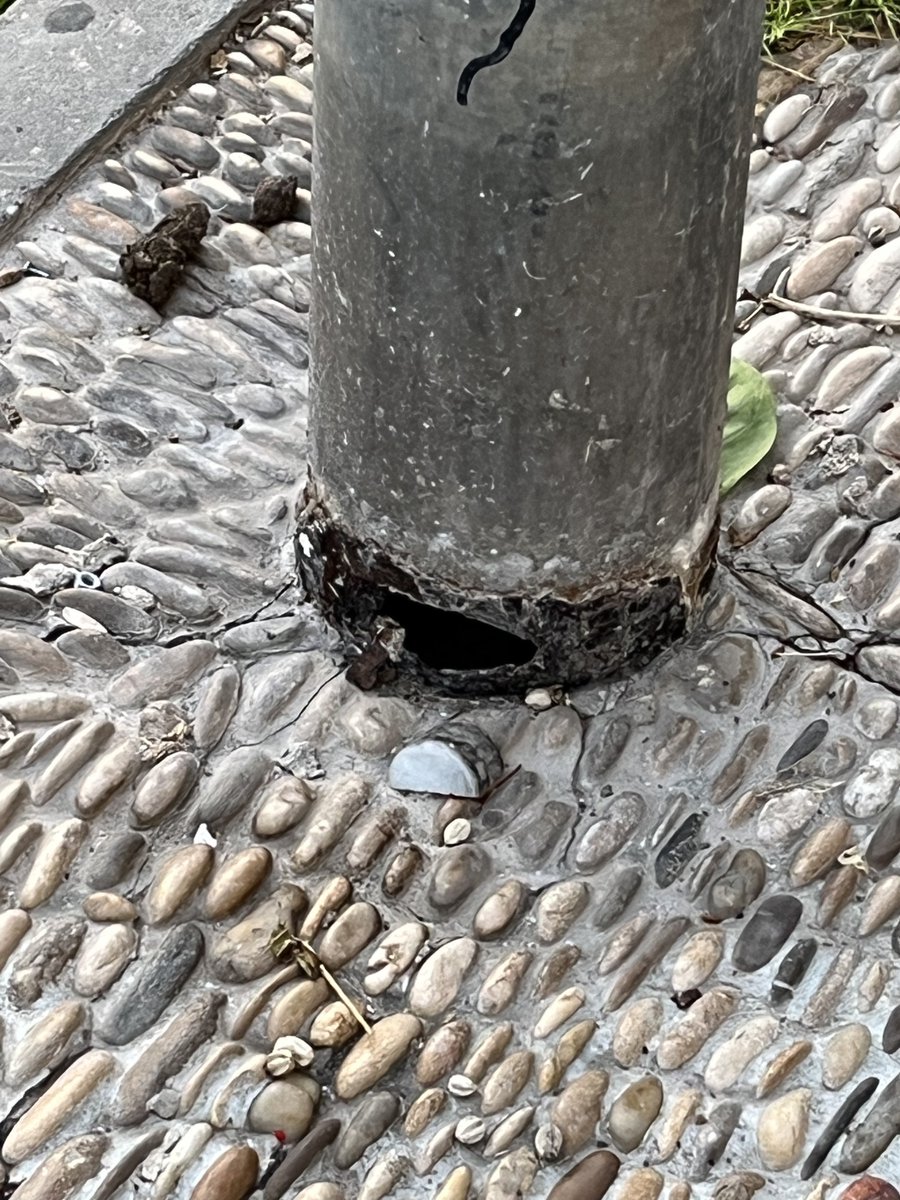 <a href="/MejoremosCordES/">Mejoremos CordobaESP</a> No se quien lleva esto pero esta farola en la calle Jerez está en muy mal estado, cualquier día se cae