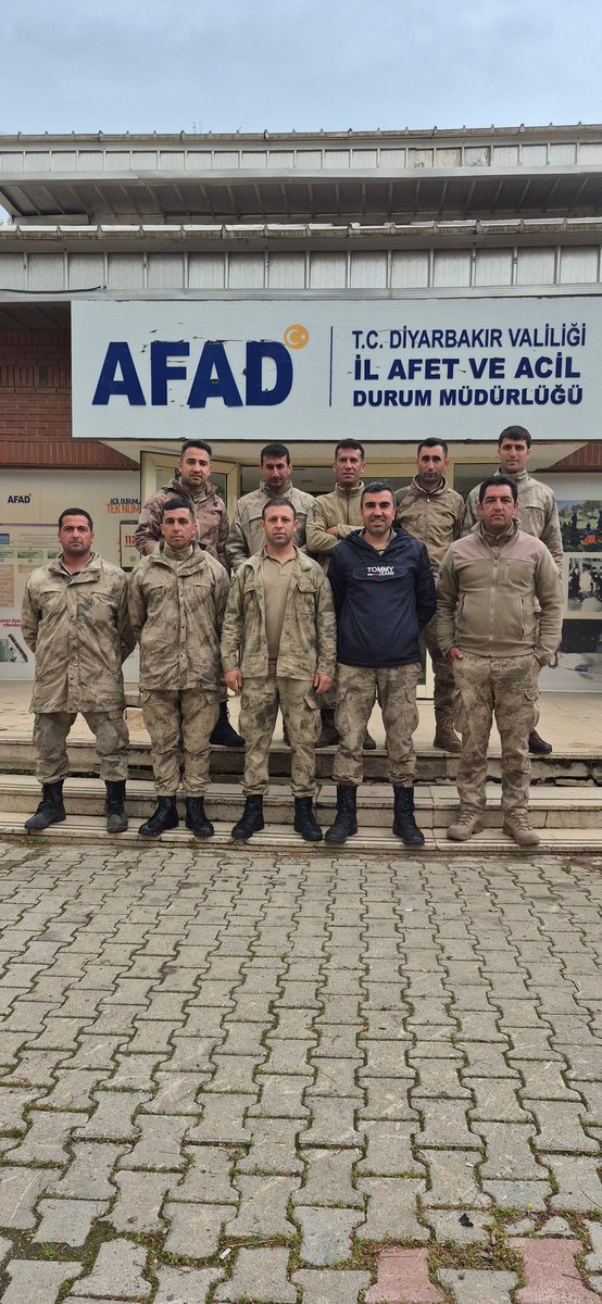 📍DİYARBAKIR  AFAD İL MERKEZİNDE  EĞİTİMİ...
#GüvenlikKorucuları

<a href="/RTErdogan/">Recep Tayyip Erdoğan</a> 
<a href="/TC_icisleri/">T.C. İçişleri Bakanlığı</a> 
<a href="/AFADBaskanlik/">AFAD</a> 
<a href="/AFADDiyarbakir/">AFAD Diyarbakır</a> 
<a href="/jandarma/">T.C. Jandarma Gn. K</a> 
<a href="/TurkiyeGK/">Türkiye Güvenlik Korucuları 🇹🇷</a>