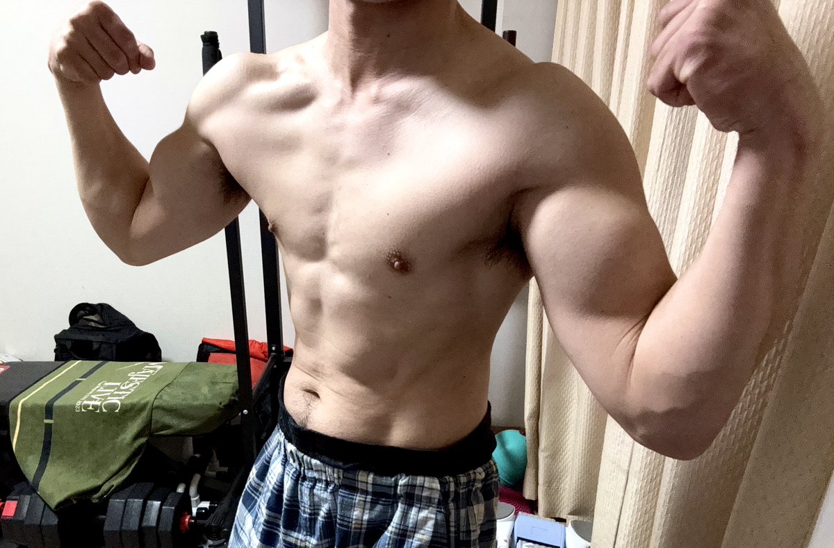 _kentore_'s tweet photo. 背中と腹筋終了！！
無酸素運動で速筋を鍛えるのであれば1repの動きもできるだけ速く動かした方がいいのでは、、と菊池雄星のトレーニング動画を見て思いました💁‍♂️
近いうちにMV撮影があるからマジの減量をしないとだ！🥶
 #筋トレ https://t.co/DjQfaEBiNz