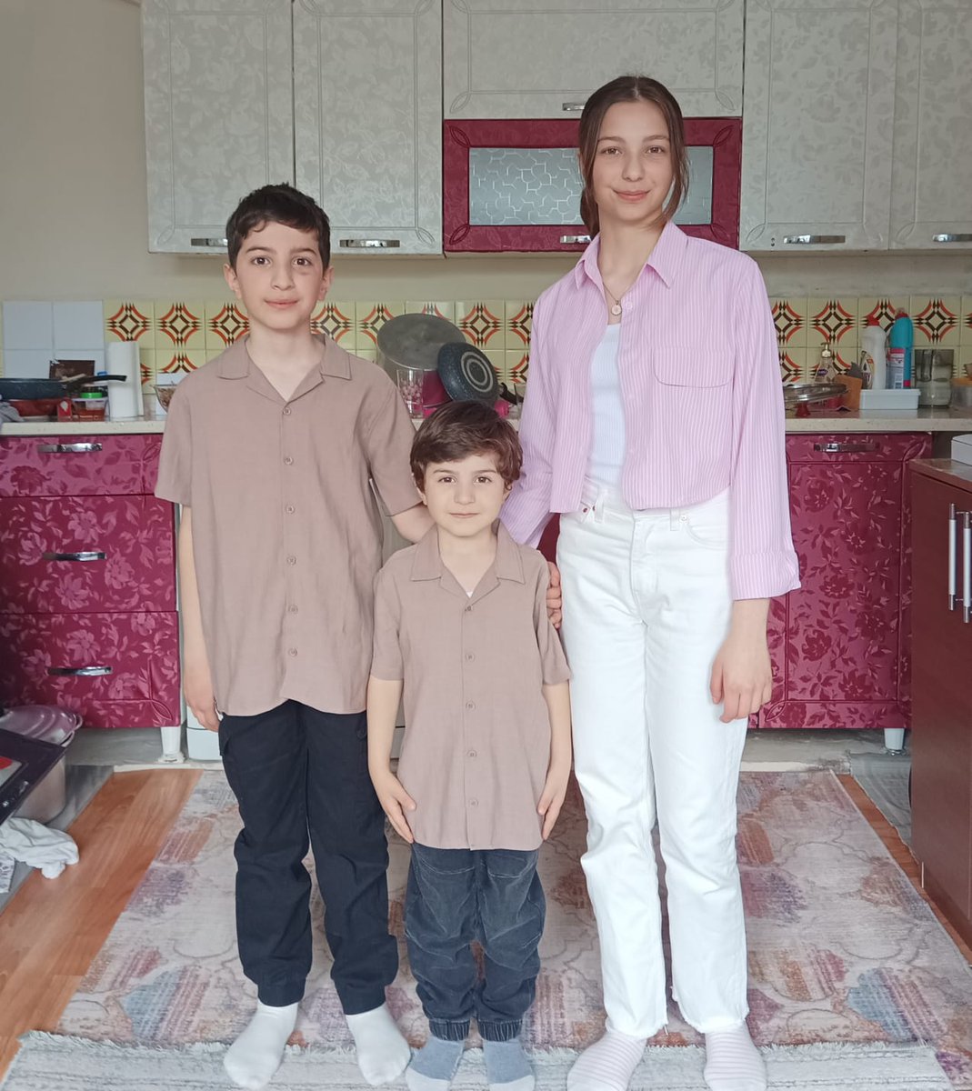 Yalvarırım sizlere anneleri hapishanede olan ve bakacak kimseleri olmayan çocuklara ben bakmaya talibim  lütfen bana bildirin 🙏😪 kimin ne diyeceğimi umurumda değil Sümeyye kızımızın omuzuna yüklenen bu sorumluluğu küçük bedeni daha fazla dayanamadı ve hayatını kaybetti 😪 +++