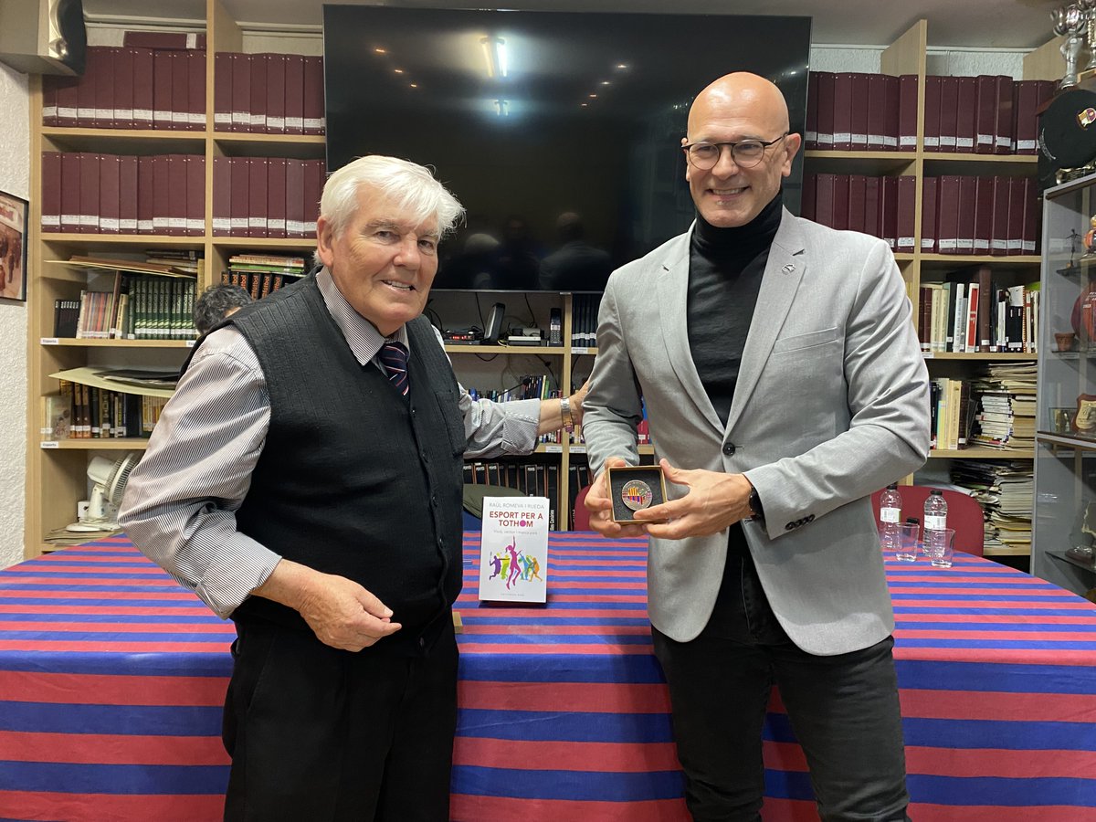 Penya Blaugrana Sant Cugat del Vallès. (@pbsantcugat) on Twitter photo 💁♂️📕 El santcugatenc <a href="/raulromeva/">Raül Romeva i Rueda</a> va presentar dijous el llibre "Esport per a Tothom. Visió, vector i marca país" a la PB #SantCugat, organitzador de l'acte.
👉 El va moderar <a href="/jofrellombart/">Jofre Llombart Anton</a> .
👉 Hi van col·laborar l' <a href="/EditorialBase/">Editorial Base</a> i la <a href="/FundacioIrla/">Fundació Irla</a> .
👏 Gràcies, Raül i Jofre! 💁♂️📕 El santcugatenc <a href="/raulromeva/">Raül Romeva i Rueda</a> va presentar dijous el llibre "Esport per a Tothom. Visió, vector i marca país" a la PB #SantCugat, organitzador de l'acte.
👉 El va moderar <a href="/jofrellombart/">Jofre Llombart Anton</a> .
👉 Hi van col·laborar l' <a href="/EditorialBase/">Editorial Base</a> i la <a href="/FundacioIrla/">Fundació Irla</a> .
👏 Gràcies, Raül i Jofre!